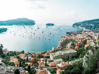 Pourquoi choisir un Chauffeur Privé Écologique en PACA